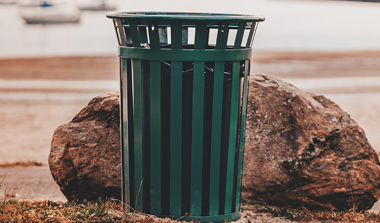 Conteneurs à ordures et bacs de recyclage